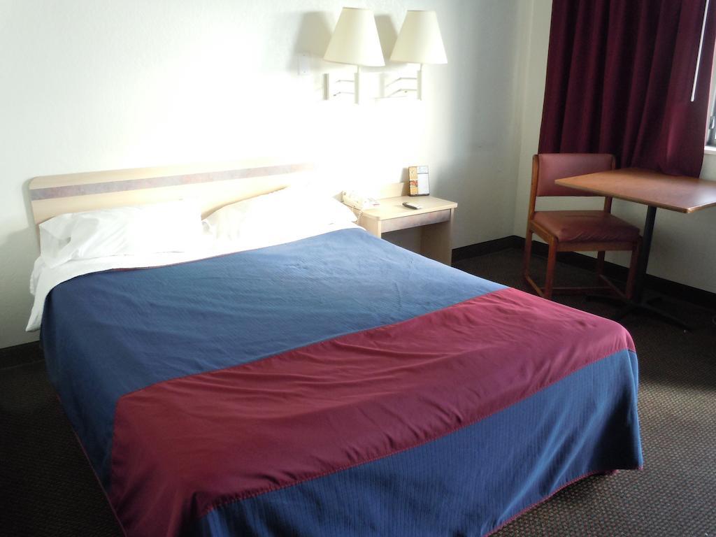Travelodge By Wyndham Grand Rapids North Walker Eksteriør billede
